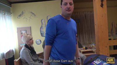 Czech couple money: Brünette saugt Schwanz fucks Muschi for cash for Bargeld - sexu.com - Czech Republic