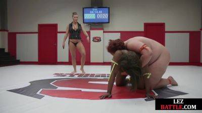 BBW wrestling amateur dyke dominated by Ebony in fight - hotmovs.com